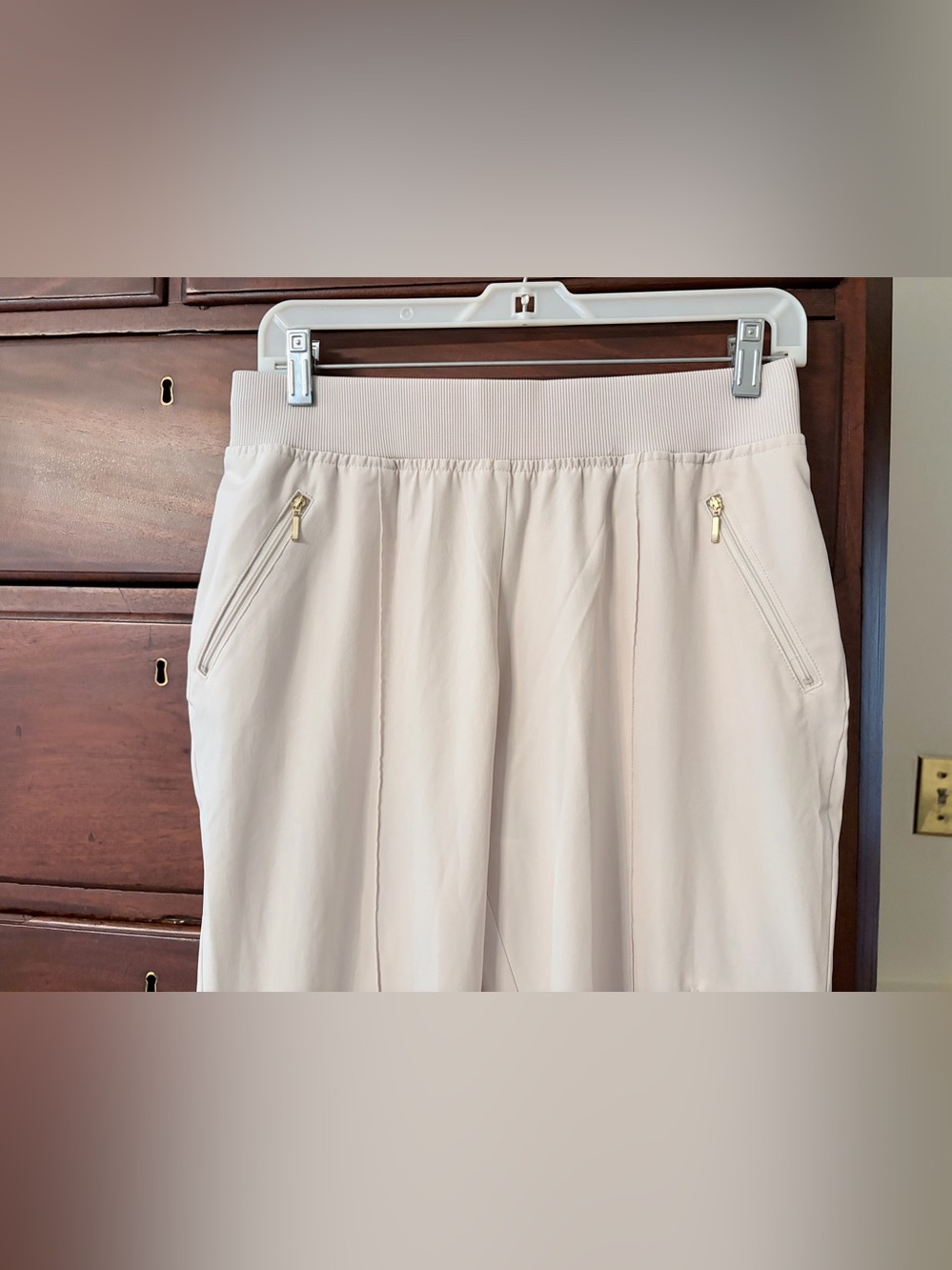 Chicos women’s Tan Athletic Performance Cropped Pants Sz 6-8 ( 0)